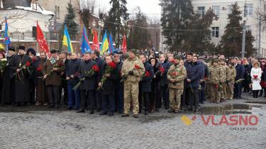 Флеш-моб, квіти, грамоти, конверти: у Вінниці вшанували Тараса Шевченка