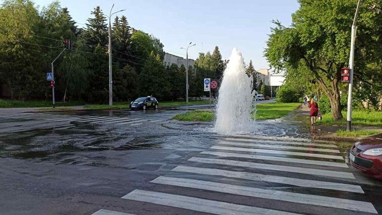 Фонтани відкрили раніше, ніж планували: у Вінниці зранку прорвало пожежний гідрант (ФОТО) (ВІДЕО)