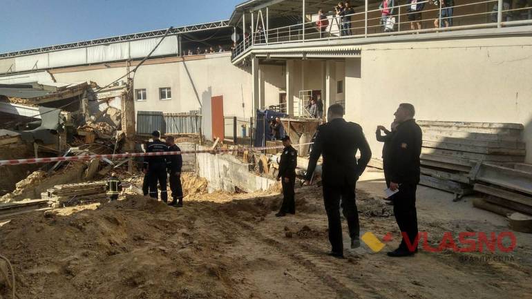 Постраждалі під час обвалу будівлі у центрі Вінниці обійшлися легкими пораненнями