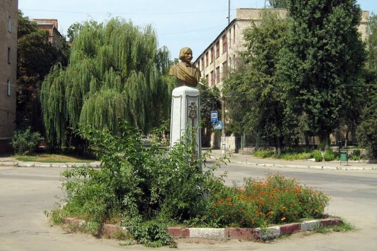 пам'ятник Миколі Гоголю у Могилів Подільському фото