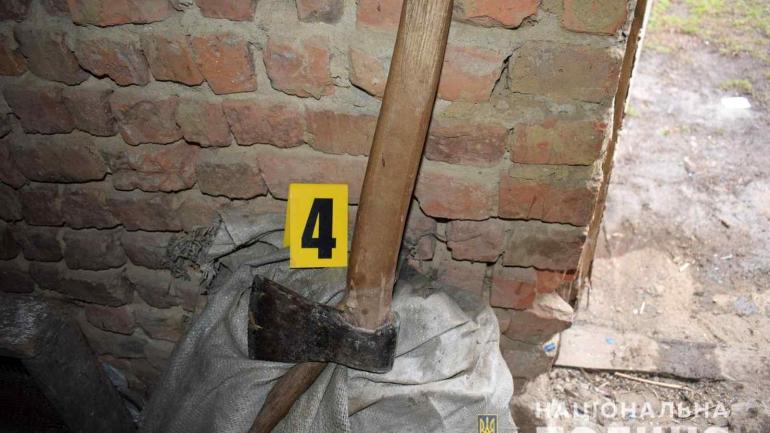 На Вінниччині чоловік наніс смертельні удари сокирою сусідці