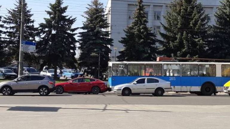 У Вінниці зіткнулися електрокари: тролейбус і &laquo;Tesla&raquo;