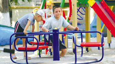 дитячий майданчик фото