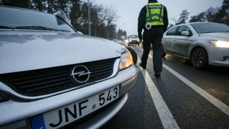 Вінницька митниця пропускала автівки з ЄС за зниженими цінами