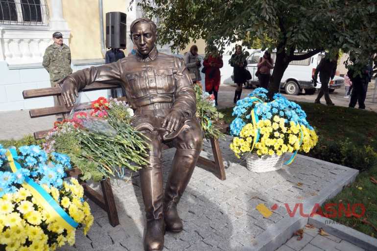 У Вінниці &laquo;посадили&raquo; бронзового Петлюру 