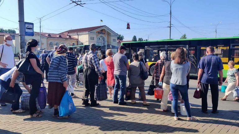 &laquo;Поки не почнуть виносити з під'їздів, люди не зупиняться&raquo;: українці масово порушують правила карантину (ФОТО)