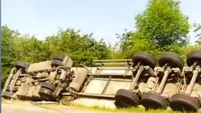 У Луці-Барській перекинулася фура із замороженою рибою