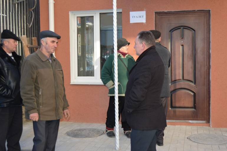 Трьох томашпільчан туалет врятував від безробіття