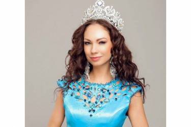 Вінниччанка Катерина Просяннікова на міжнародному конкурсі в Китаї  була у патріотичній сукні