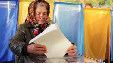 На Вінниччині &laquo;нарізали&raquo; округи під конкретних кандидатів: партії подають до суду, члени комісії відкликають голоси