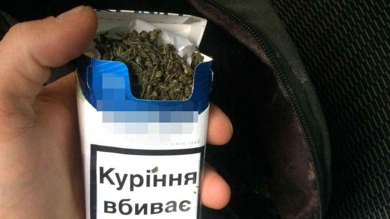 У Вінниці затримали юнака, який зберігав наркотики у пачці з-під цигарок