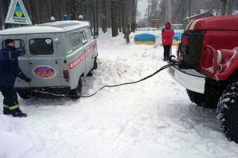 авто у сніговому заметі фото