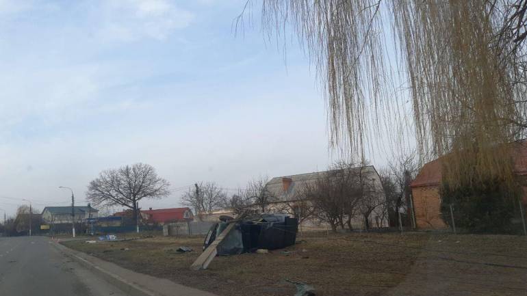Знесені стовпи, розбита автівка: частину вінничан залишили  без світла