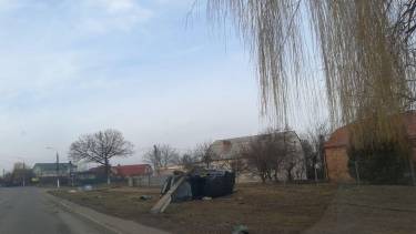 Знесені стовпи, розбита автівка: частину вінничан залишили  без світла