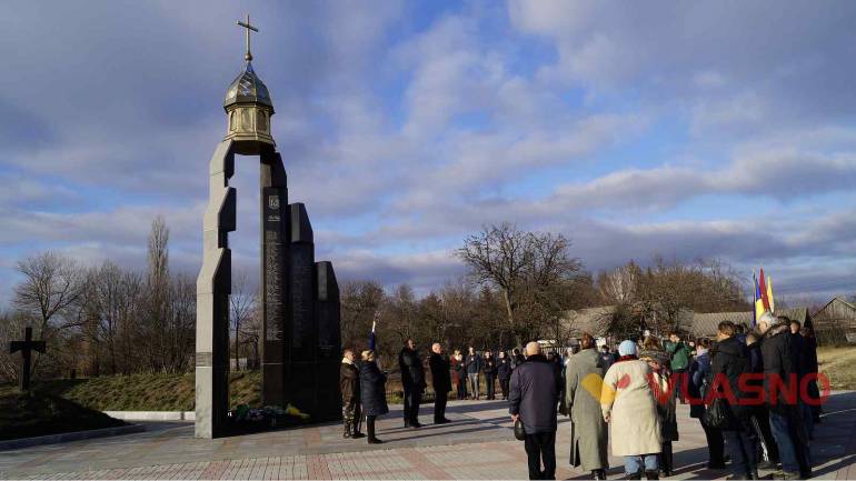 Вінницькі студенти прийняли присягу біля могили 359 загиблих вояків УНР на Житормищині