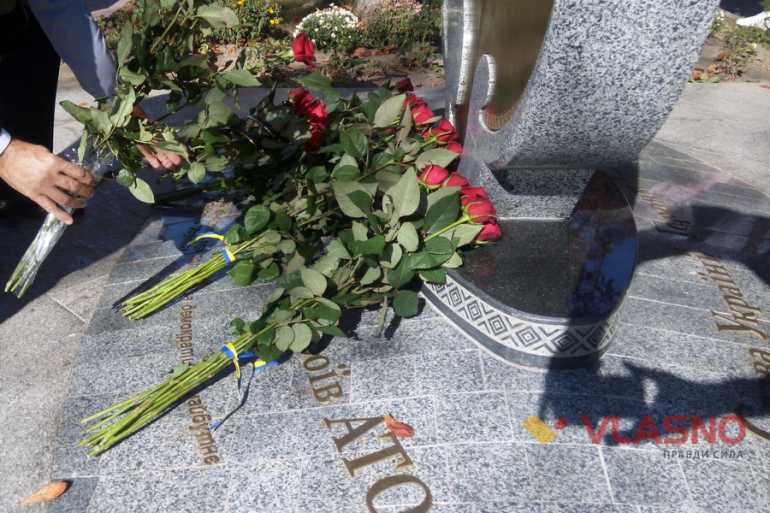 покладання квітів у день пам'яті жертв Другої світової війни фото