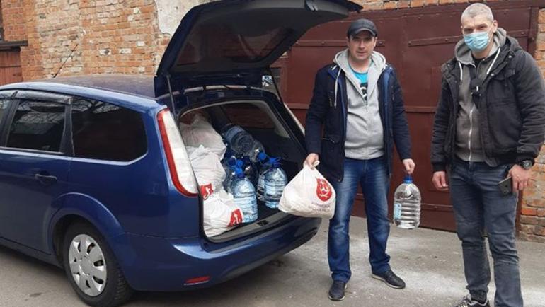 У Вінниці переселенці шиють маски та роздають нужденним продуктові набори