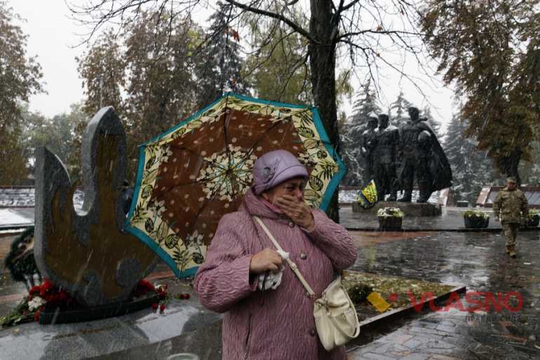 покладання квітів до Дня захисника України  - мати загиблого бійця фото