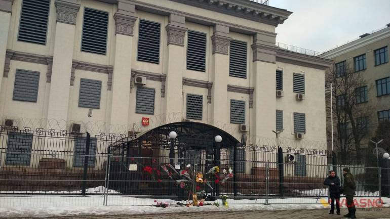 До будівлі посольства Російської Федерації у Києві принесли квіти та дитячі іграшки