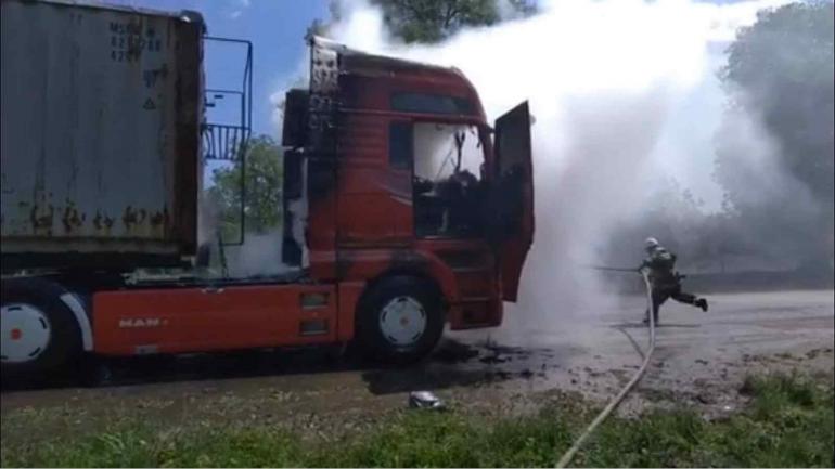 На Вінниччині в дорозі загорілася вантажівка