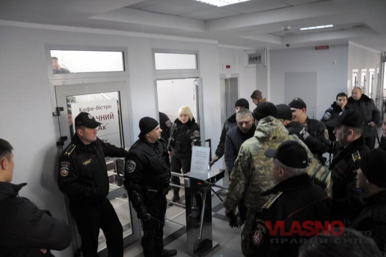 Пікет вінницької міської ради &ndash; погляд з "прозорого" боку