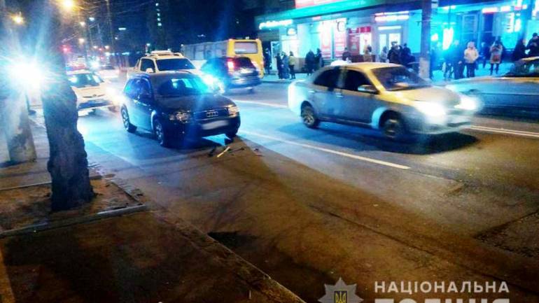 У Вінниці збили жінку прямо перед зупинкою
