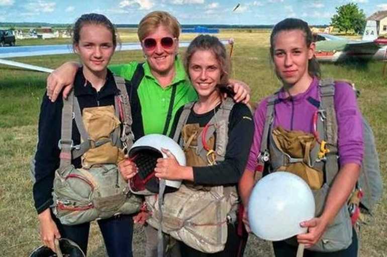 випускниці в Ладижині стрибнули з парашутом фото