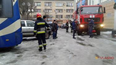 Автобус з дітьми застряг в центрі Вінниці. Витягали рятувальники