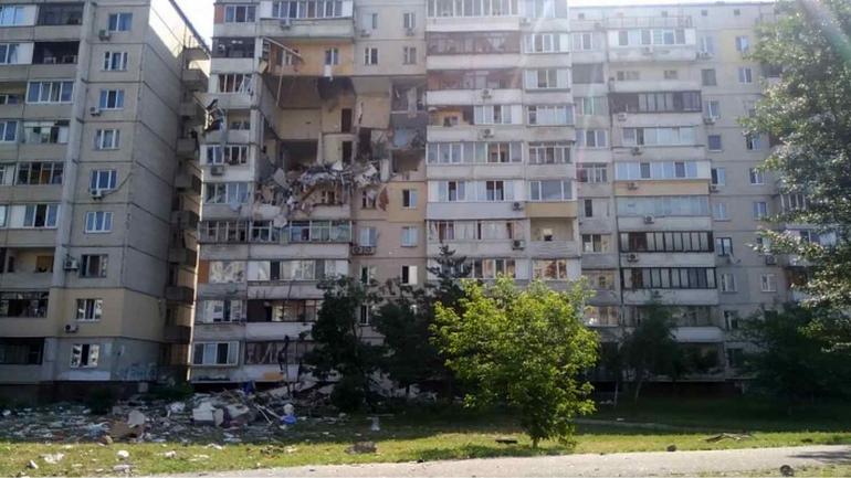 Потужний вибух у багатоповерхівці в Києві: під завалами шукають людей (ФОТО) (ВІДЕО)