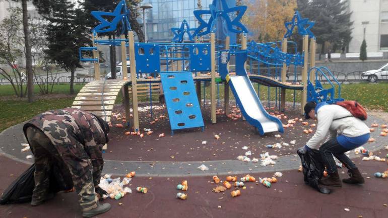 &laquo;Кому качечку?&raquo; - розкидані іграшки заінтригували всю Вінницю (ФОТО, ВІДЕО)