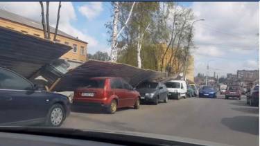 У Вінниці металевим парканом &laquo;накрило&raquo; п'ять автівок