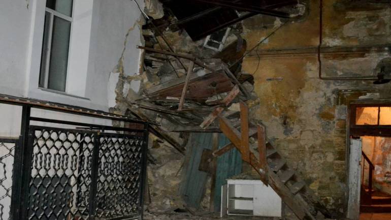 В Одесі обвалилася стіна житлового будинку, є постраждалі