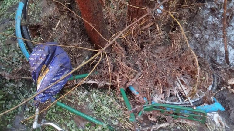 На Вінниччині чоловіка на велосипеді змило великим протоком води