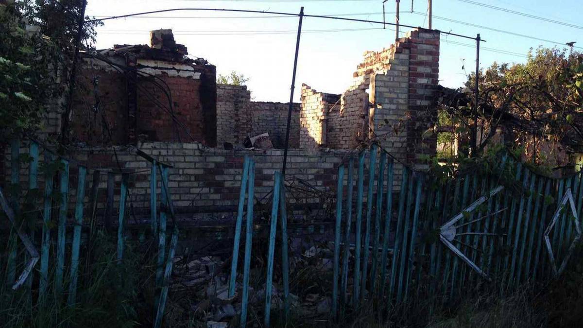 На Донбасі бойовики масово випалюють житлові будинки