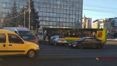 11 аварій та розбитий &laquo;Пріус&raquo;: вінницькі ДТП за добу