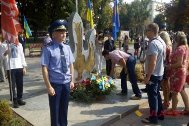 покладання квітів біля Меморіалу Слави та пам&rsquo;ятнику Небесної Сотні у Вінниці фото