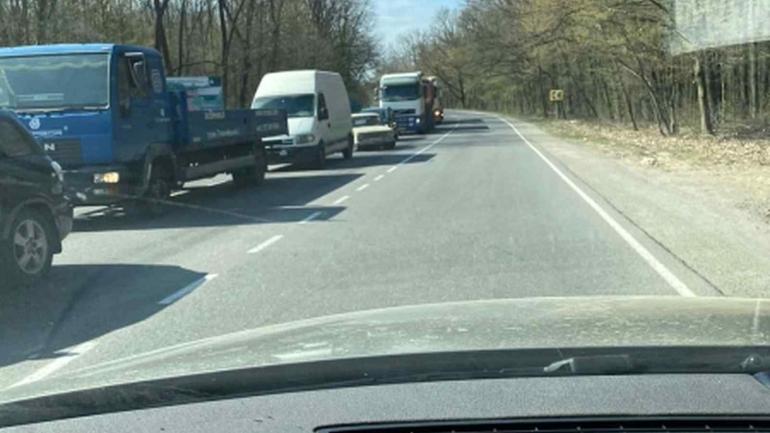 На в&rsquo;їзді до Вінниці вишикувалась величезна черга автівок (ФОТО)