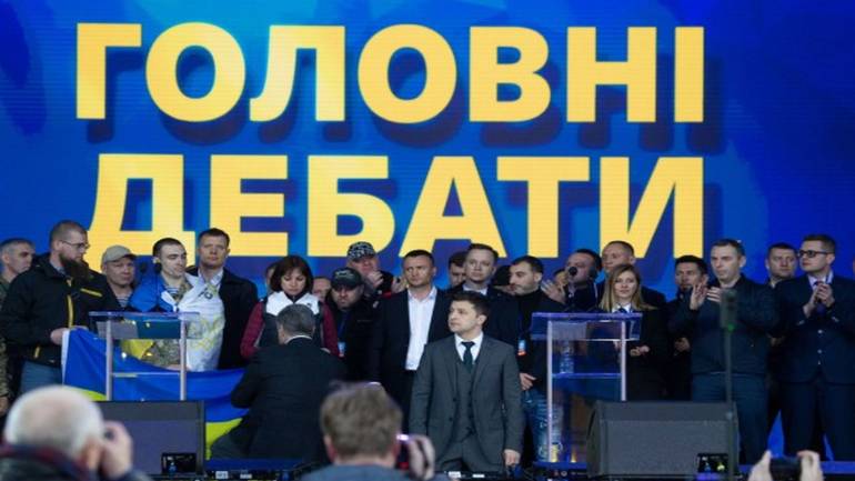 Кандидати в Президенти стали на коліна перед українцями
