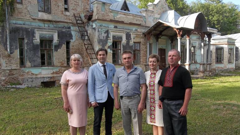 На Вінниччині селяни самотужки відновлюють неоготичний 200-річний графський маєток