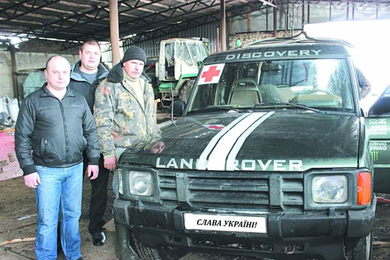 Чернівецькі активісти відправили в зону АТО джип Land Rover Discovery