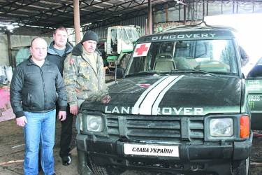 Чернівецькі активісти відправили в зону АТО джип Land Rover Discovery