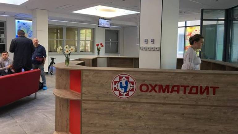 Хлопчик, який постраждав під час вибуху авто, виходить із коми