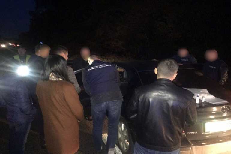 Нічна спецоперація у Вінниці: чиновників піймали на отриманні хабара 
