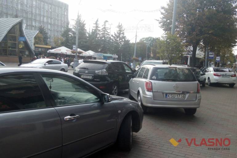 порушення руху автомобілів на Соборній у Вінниці фото