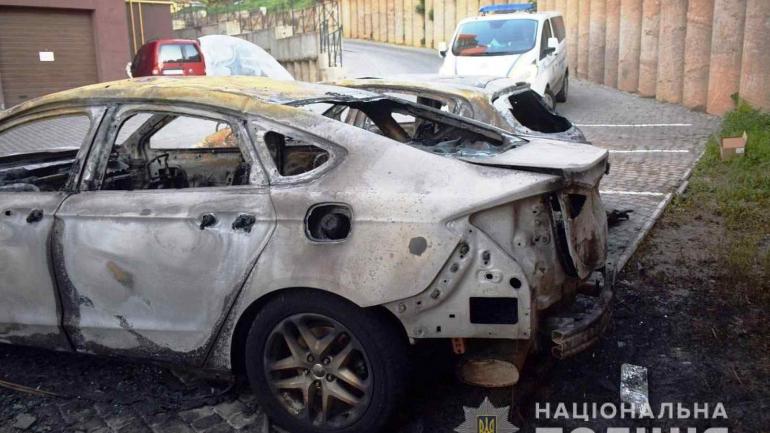 У Вінниці у дворі вщент згоріли два легковики