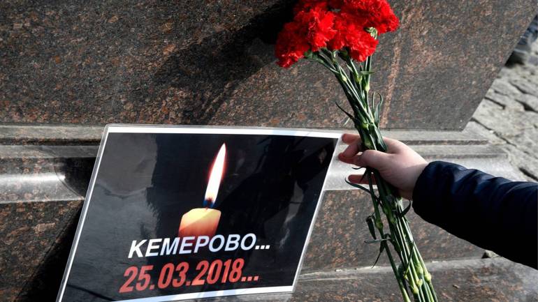 Зниклими безвісти під час пожежі в Кемерові вважаються 64 людини