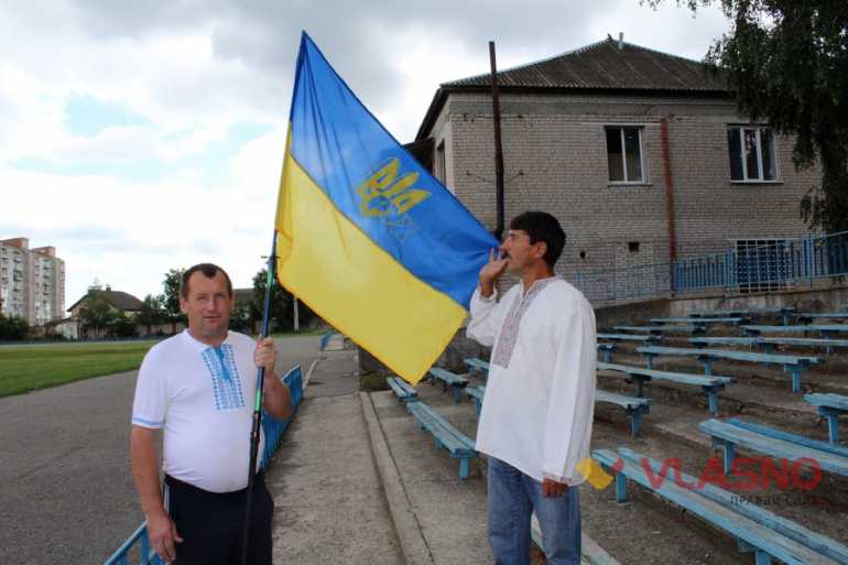 український прапор у Мурованих Курилівцях фото