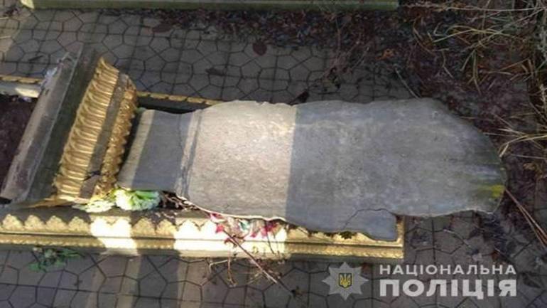 На Вінниччині вандала, який руйнував могили позбавили волі