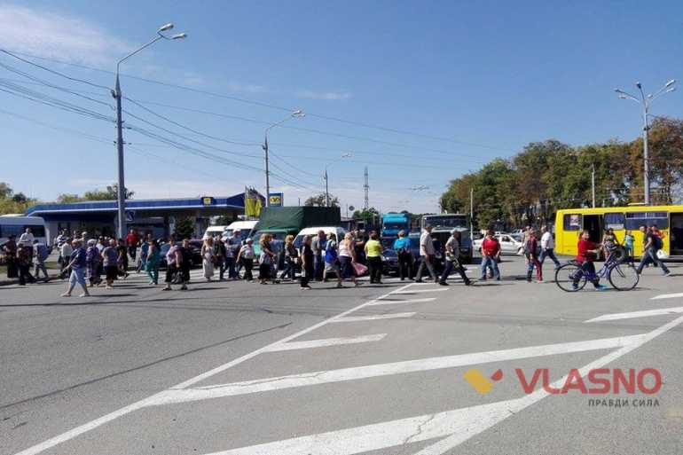 У Вінниці через кладовище перекрили три дороги  