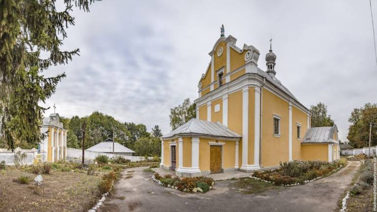 Зерносховище, німецький штаб та 300-річний вік &ndash; ніщо не зіпсувало унікальний костел на Вінниччині